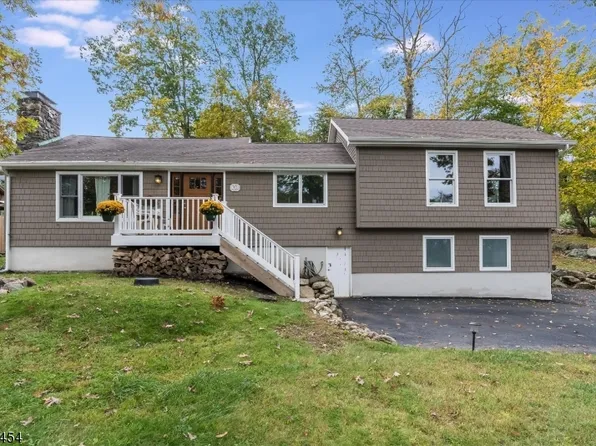 10 Lakeview Rd, Hopatcong Boro, NJ 07843