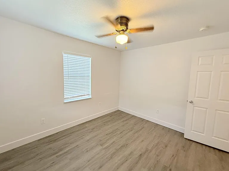 610 W Avenue B — Photo 32
