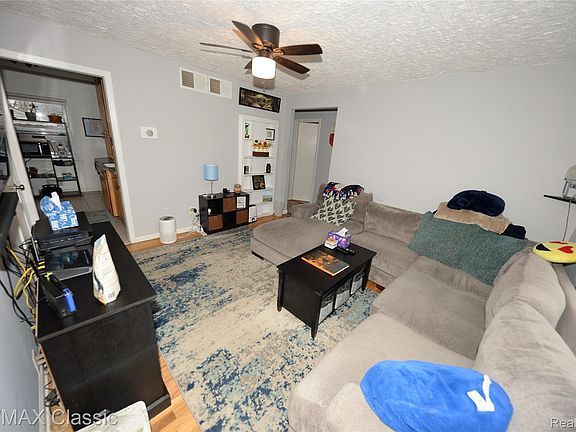 3rd image of 872 E Rowland Ave