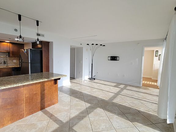 3rd image of 600 E Admiral Blvd #1003