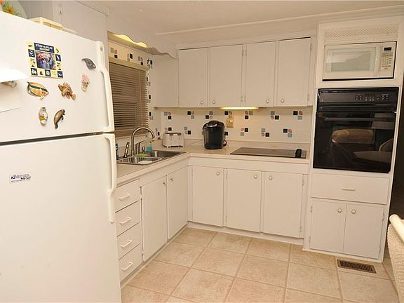 3rd image of 242 Outer Dr W