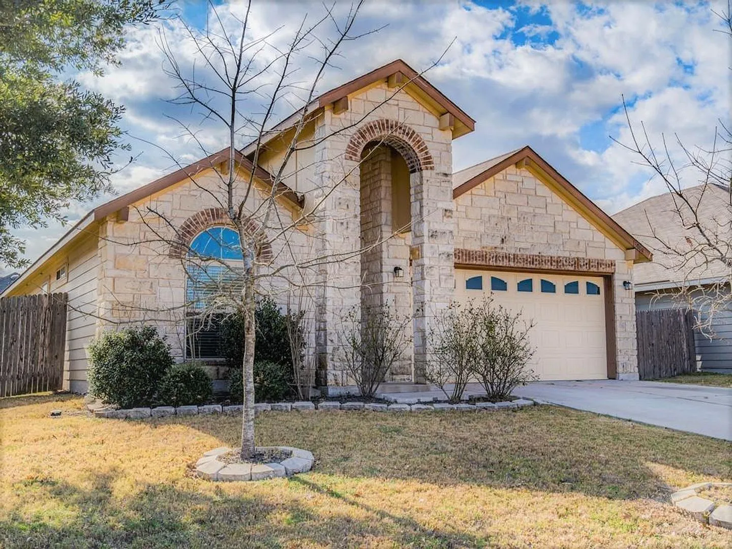 3 BR/2BA | Single Family Home | 1-Car Garage Parking | Fenced backyard| In Manor! — Photo 2