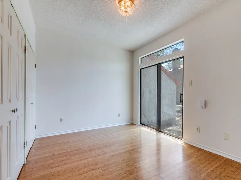 3915 Hunters Crest St — Photo 33