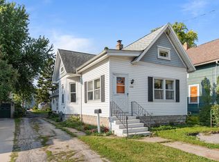 1345 Waugoo Ave, Oshkosh, WI 54901