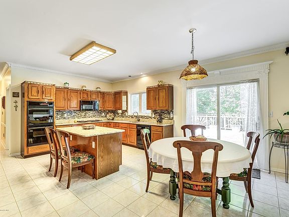 4th image of 10 Cottrell Dr
