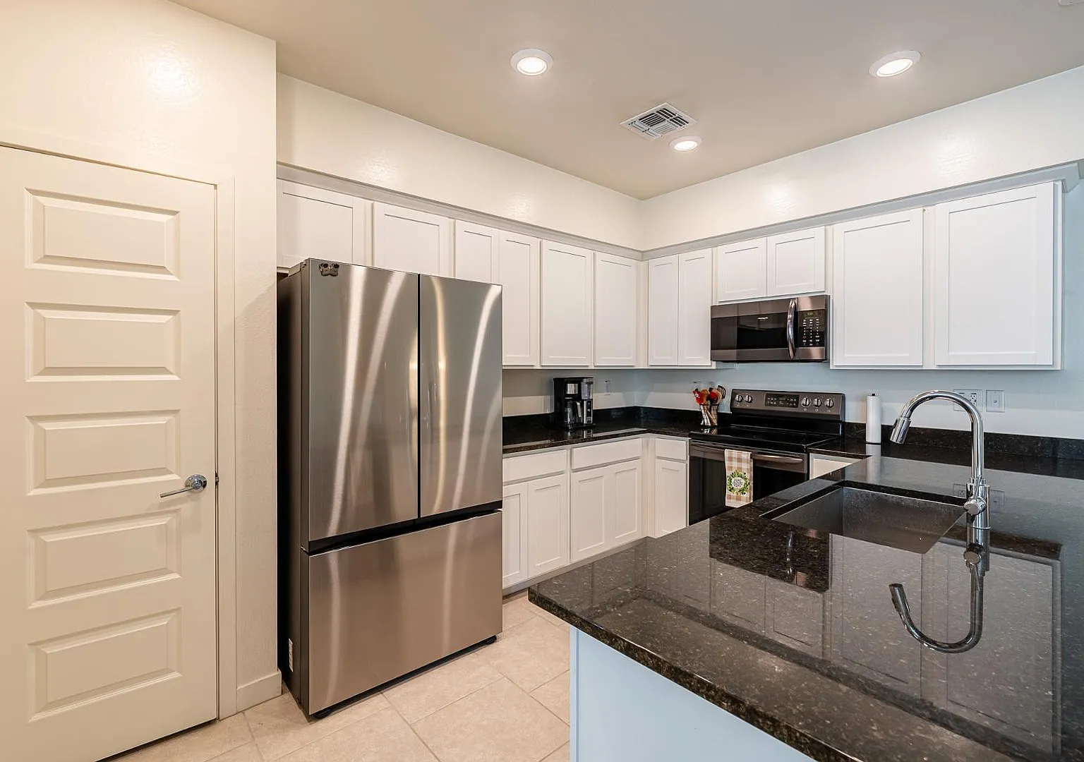 2 bed, 2.0 bath, 1096 sqft, $2,250 — Photo 4