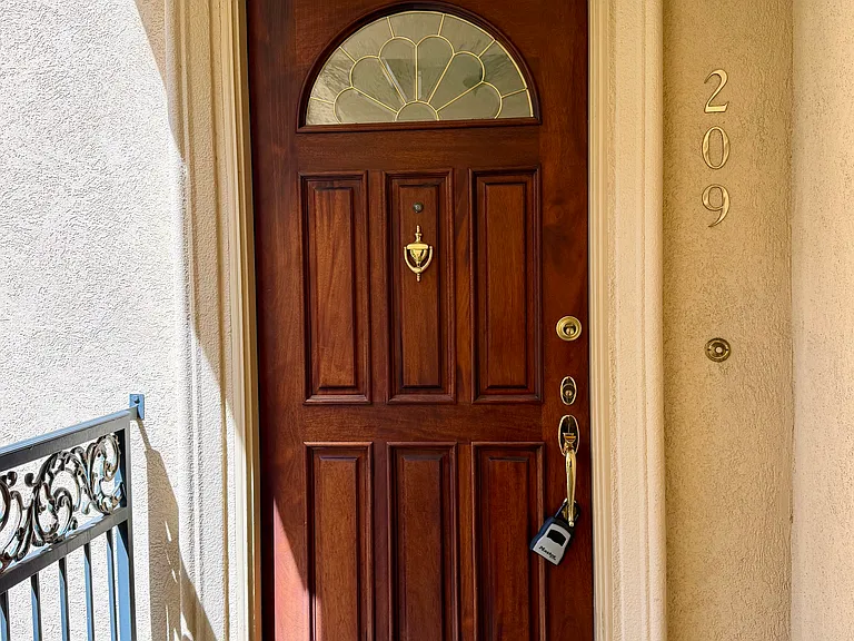 153 N San Mateo Dr #209 — Photo 6