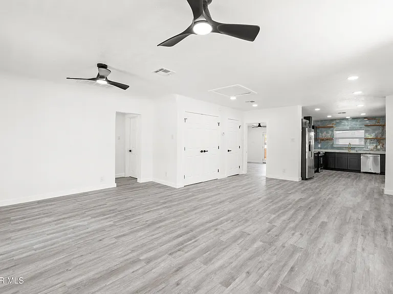 3221 N Stanton St — Photo 9