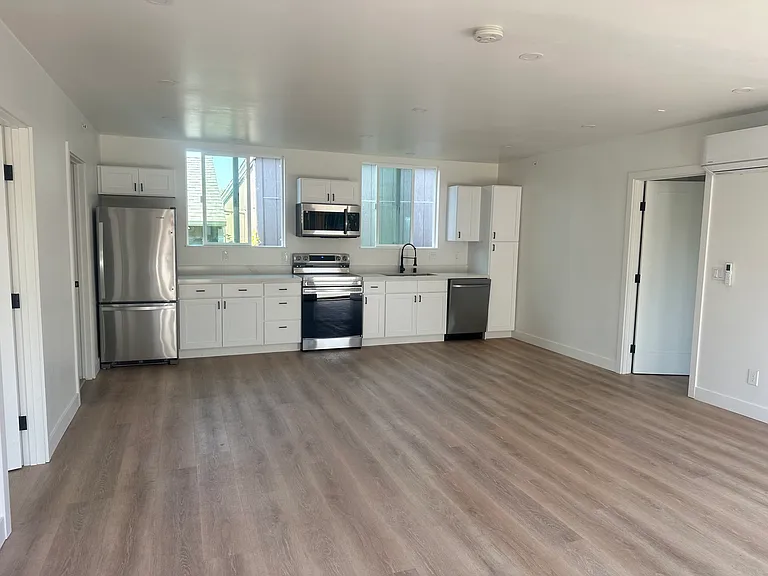 553 Flower Ave #B — Photo 4