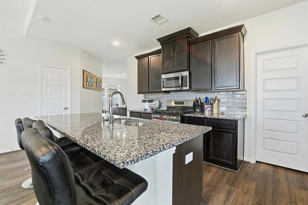 4 bed, 3.5 bath, 2785 sqft, $3,000 — Photo 3