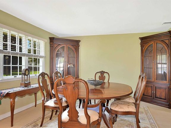 5th image of 17 Hemlock Ln