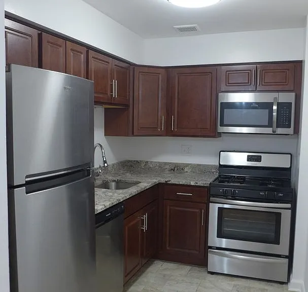 Foster Beach Apartments — Photo 32