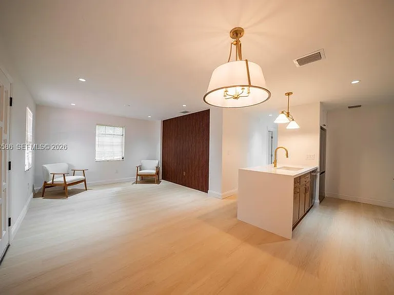 1550 S Greenway Dr — Photo 2