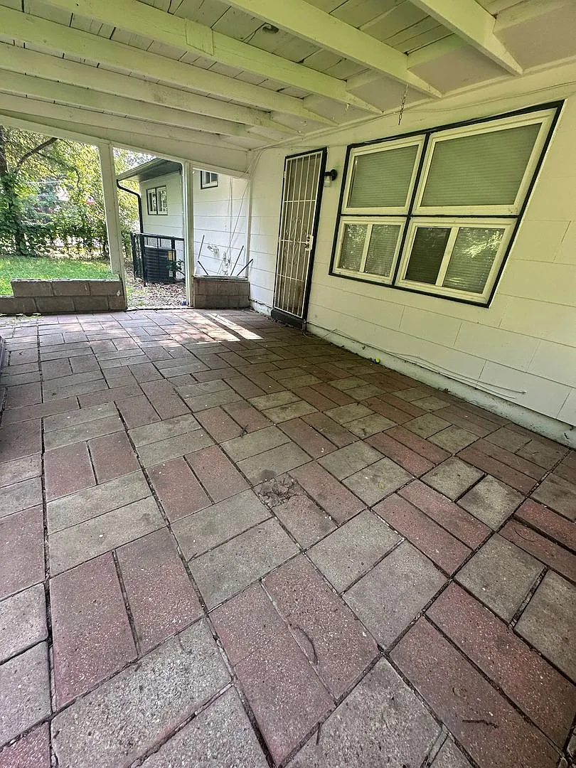 4 bedrooms 1 Full bathroom. The house is very spacious living room, dining room and full kitchen ... — Photo 2