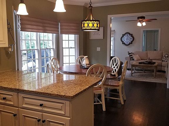 Kitchen & Breakfast