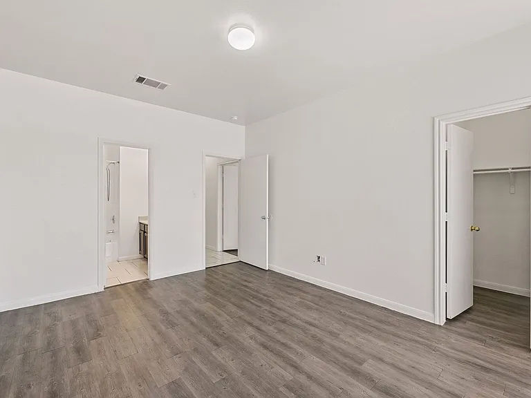2302 S Bagdad Rd — Photo 22