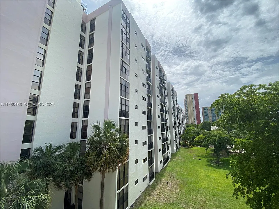 16919 N Bay Rd #902