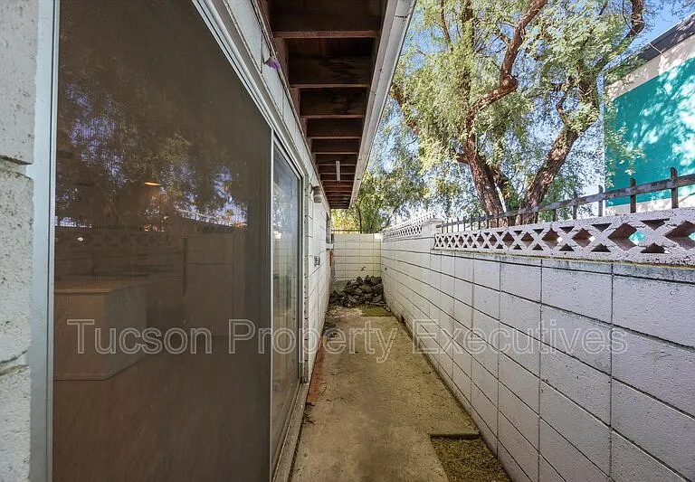 802 N Alvernon Way E — Photo 11