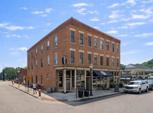 214 W 1st St #A, Dubuque, IA 52001