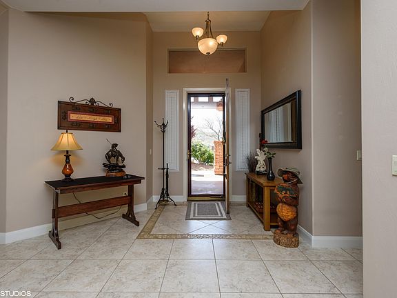 4th image of 2037 E Westcliff Dr