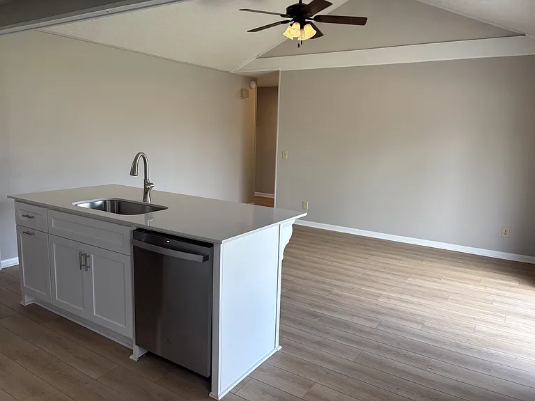 127 Holiday Ct — Photo 3
