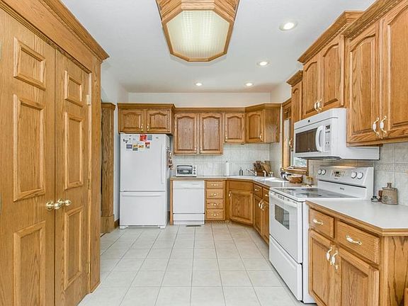 3rd image of 303 NE Eaglewood Dr
