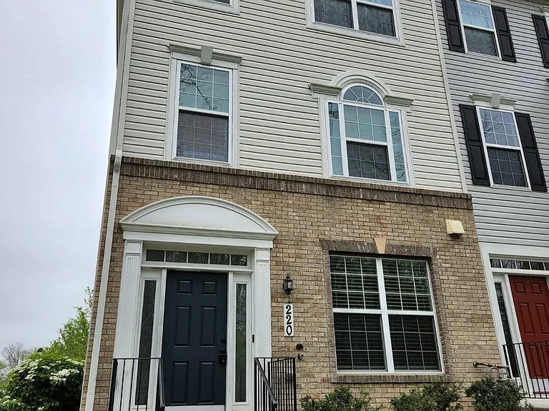 220 Ironwood Manor Dr — Photo 1