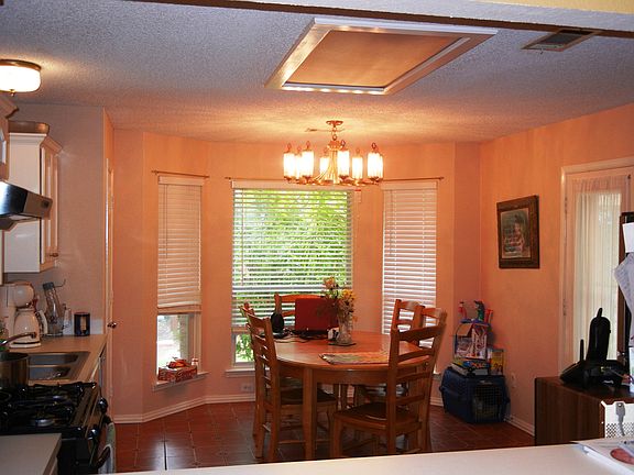 3rd image of 1052 E Oak St