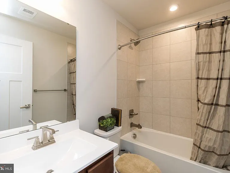 10605 Brewerton Ln — Photo 20