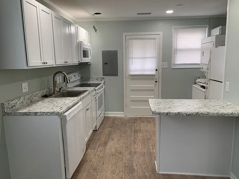 614 N Tremont Dr — Photo 3
