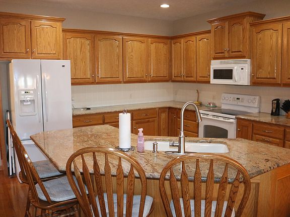 4th image of 106 Greenview Cir