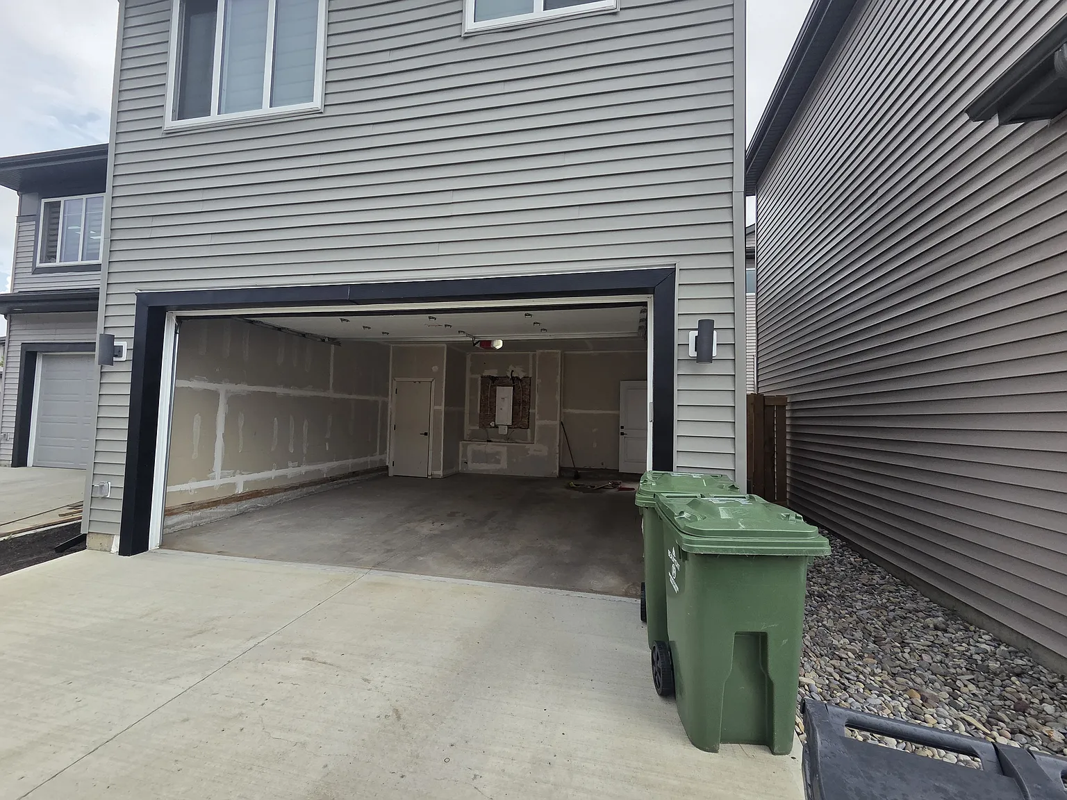 Modern 3-Bedroom Main Home With Double Garage, Deck — Photo 3