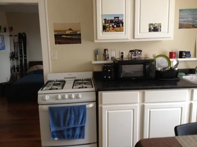 390 Madison Ave #B — Photo 1
