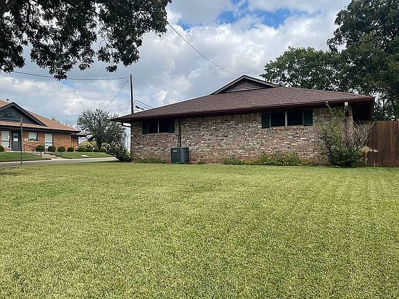 4th image of 1024 W Pecan St