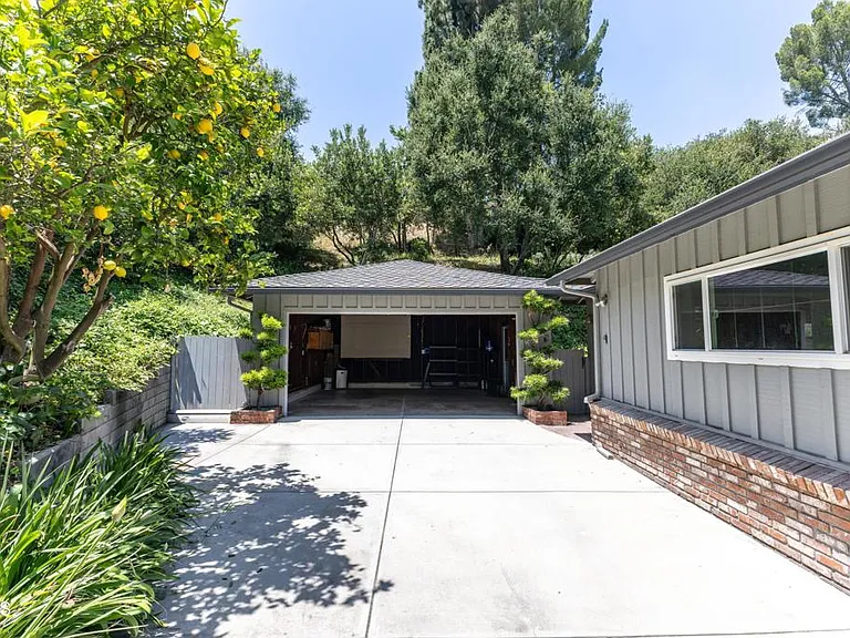 1290 Club House Dr — Photo 29