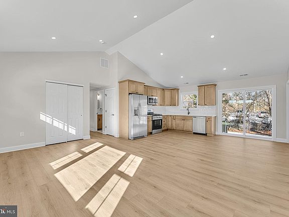 5th image of 250 Garden Ave