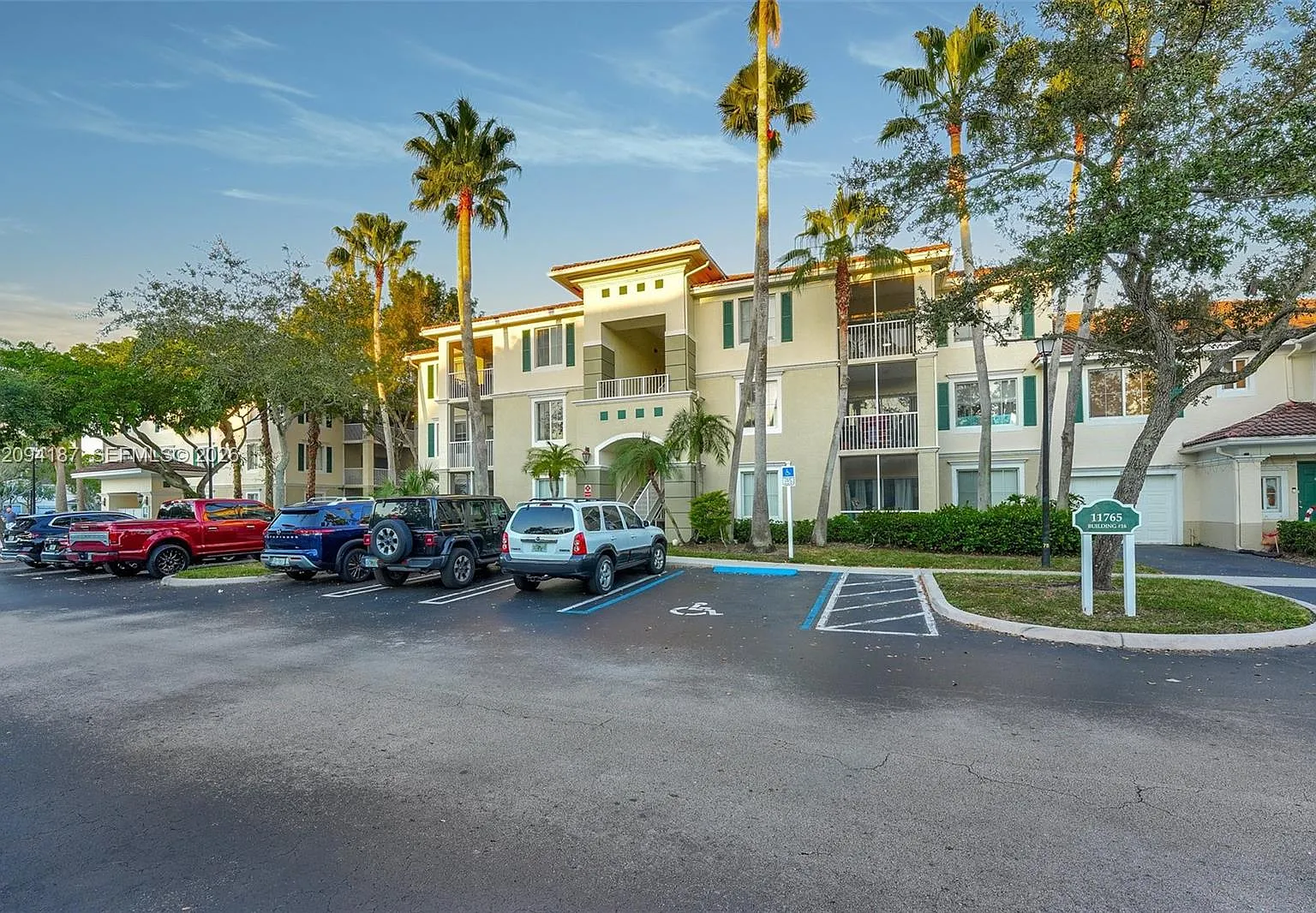 Palms Point Condo — Photo 3