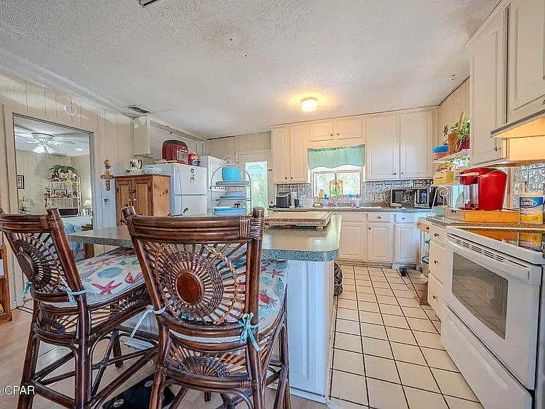 261 Poinsettia Dr — Photo 5