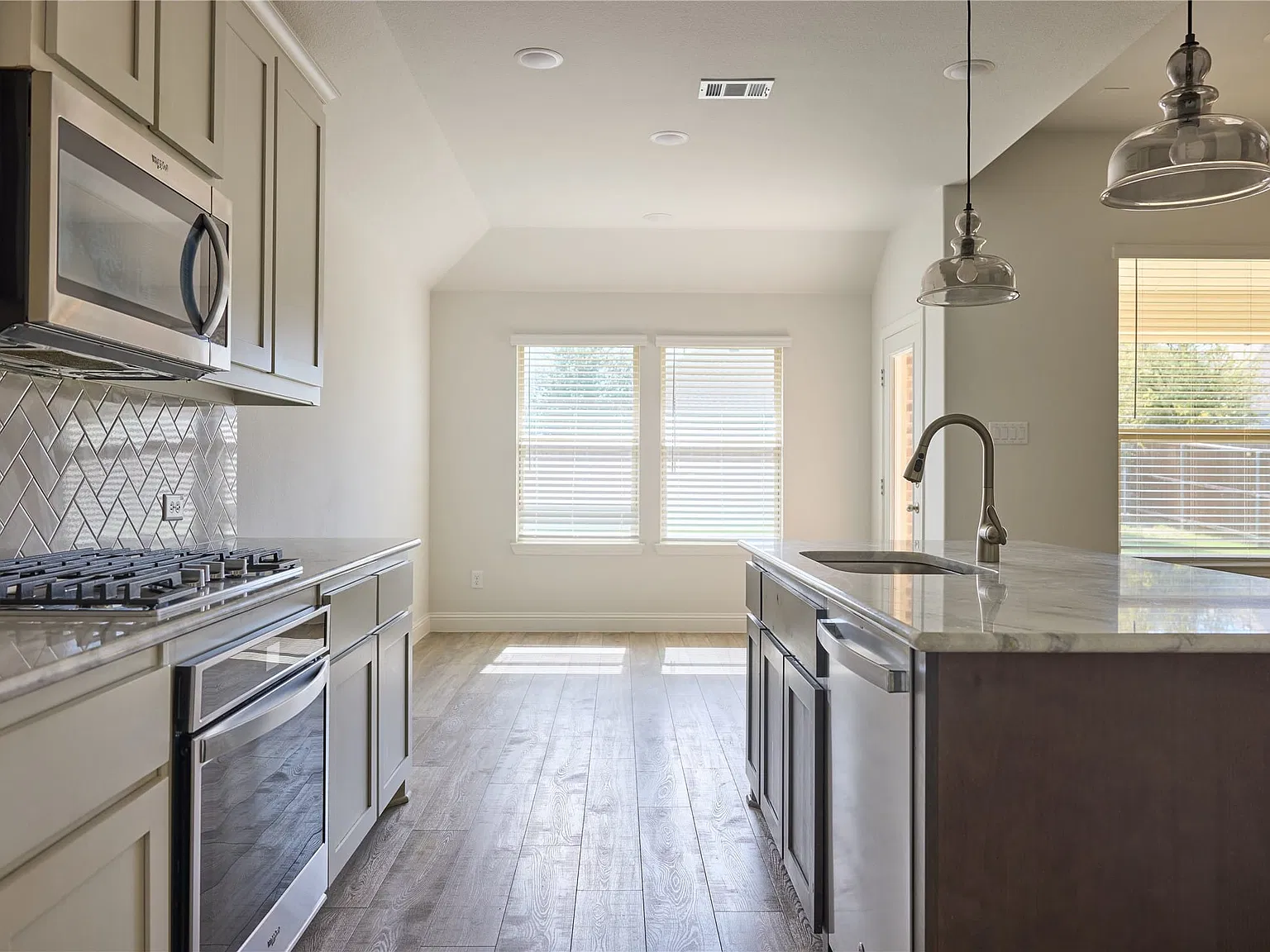 3 bed, 2.0 bath, 1616 sqft, $2,400 — Photo 3