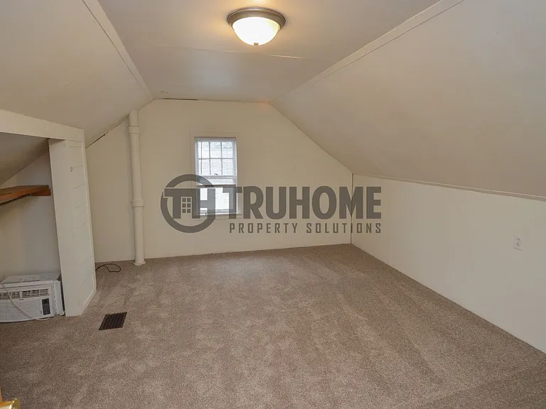 2305 University Ave — Photo 29