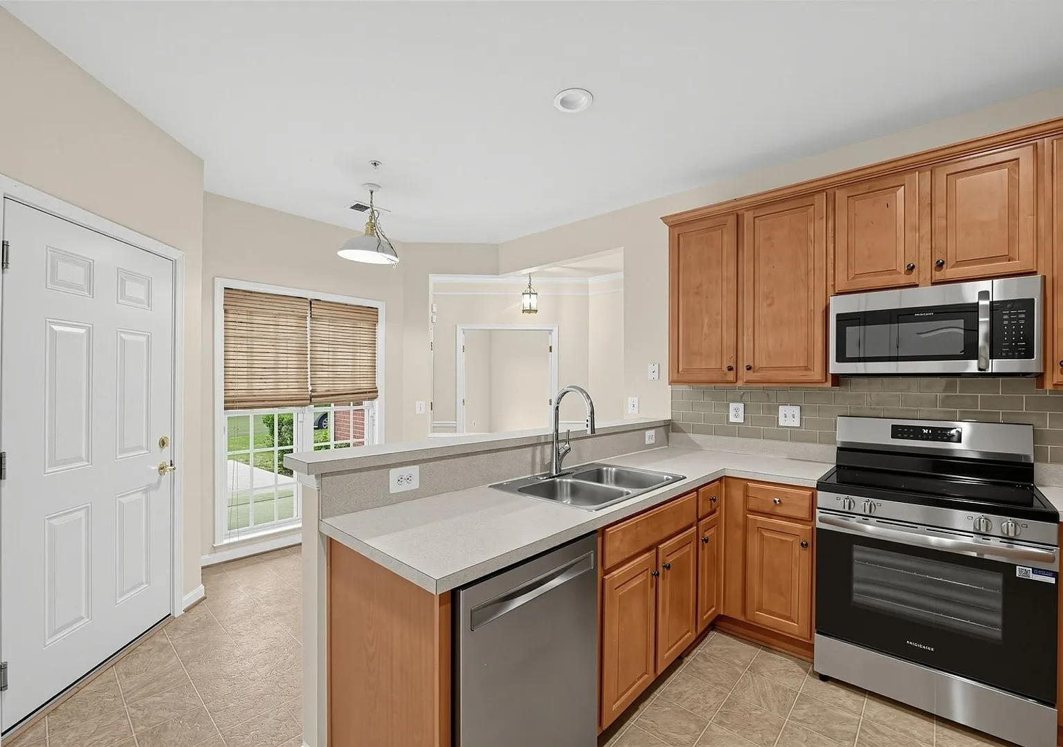 Charming 3BR Townhome for 55+ in Odenton — Photo 3