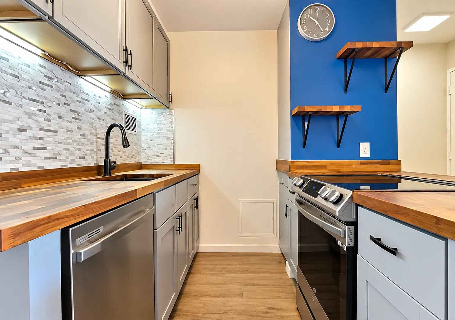 Renovated Village Maluhia in Makiki! 1-Bedroom with Secured Parking, Washer/Dryer & Resort-Style ... — Photo 2