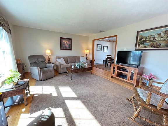 3rd image of 32 Glenmeadow Dr