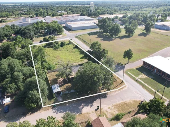 403 S Nolan Ave, Cameron, TX 76520