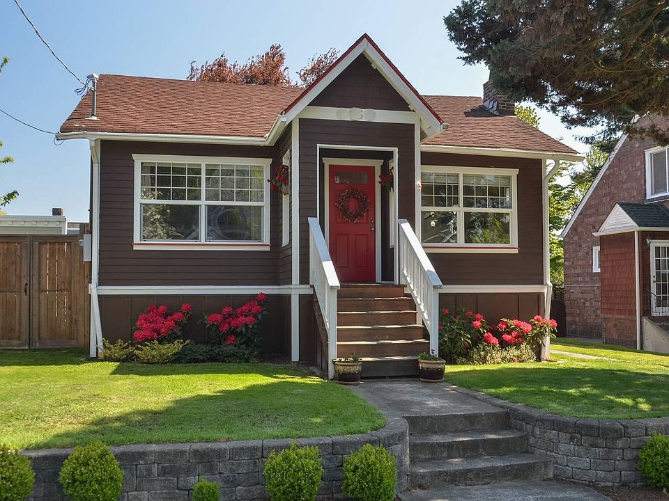 Spacious front yard w/ summer shade!