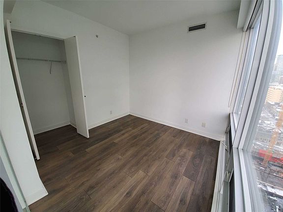 4th image of 15 Grenville St #1910