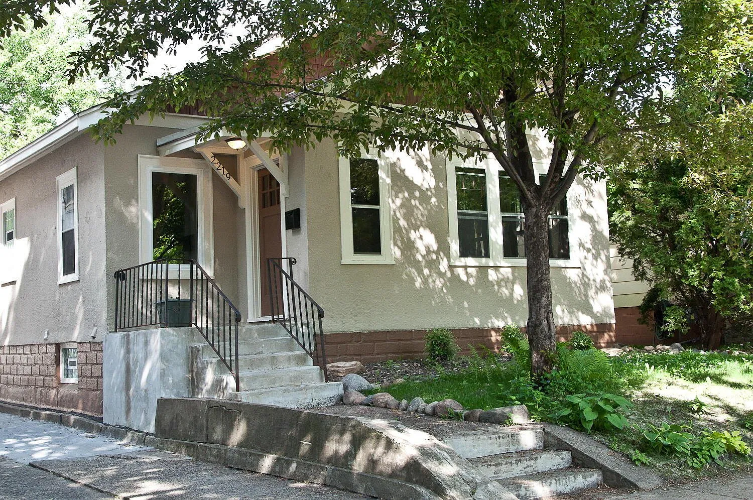 2219 Cole Ave SE — Photo 1