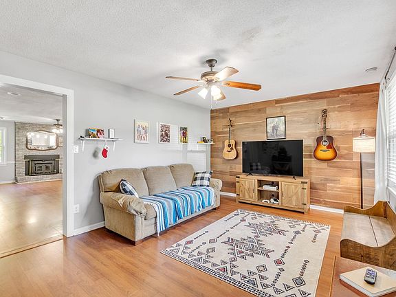 4th image of 876 Beverly Dr