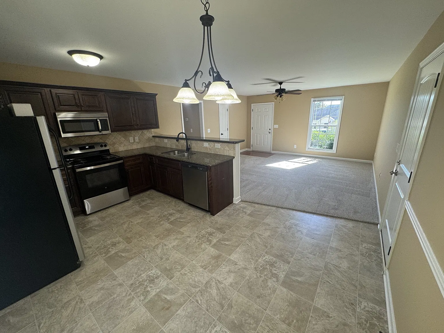 3 bed, 2.0 bath, 1200 sqft, $1,595 — Photo 3