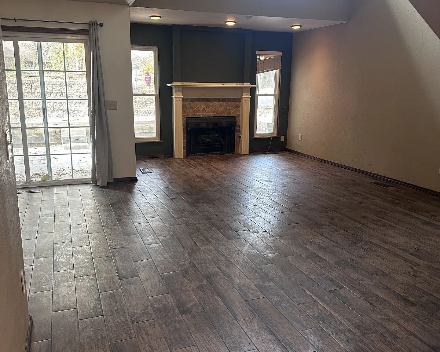 3 bed, 2082 sqft, $1,995 — Photo 2